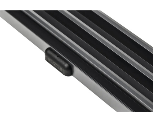 Detailansicht eines silberfarbenen Aluminiumrosts mit schwarzem Gummifuß