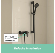 Duschgarnitur in einem Badezimmer mit Universalanschluss für einfache Installation.