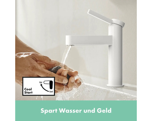 Weißer Wasserhahn mit Cool-Start-Funktion und Händen unter fließendem Wasser