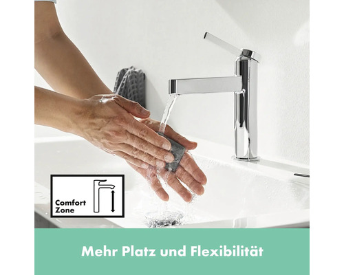 Person wäscht sich die Hände unter einem Wasserhahn im Badezimmer mit Komfortbereich