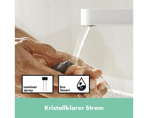 Wasserhahn mit Laminarstrahl und EcoSmart Funktion unter fließendem Wasser