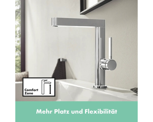 Moderner Wasserhahn aus Metall im Badezimmer