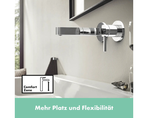 Wandarmatur aus Metall über einem Waschbecken