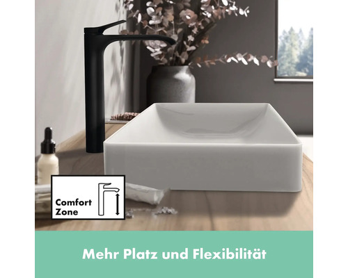 Aufgesetztes Waschbecken aus Keramik mit hoher Armatur im Badezimmer