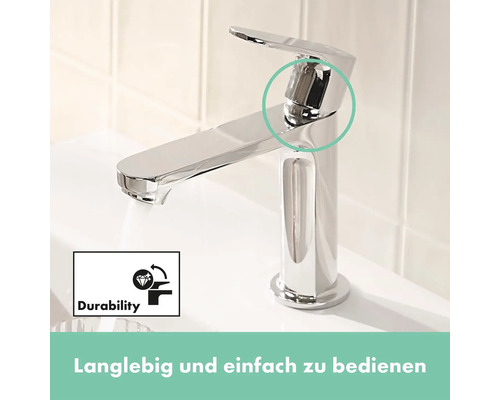 Verchromter Wasserhahn auf einem Waschbecken mit dem Symbol für Haltbarkeit