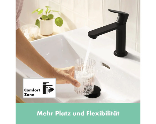 Schwarzer Wasserhahn an einem Waschbecken mit einem Glas Wasser und dem Symbol Komfortzone