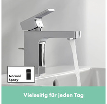 Verchromter Waschtischmischer mit Normalstrahl in einem Waschbecken
