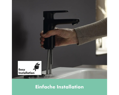 Schwarzer Wasserhahn wird in ein Waschbecken eingebaut