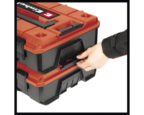 Zwei Werkzeugkoffer von Einhell werden von einer Hand geöffnet.