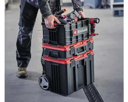 Werkzeugkoffer-Turm mit Werkzeugen und Einhell Logo wird von einer Person gehalten