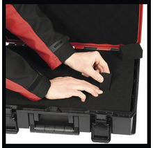 Person ordnet Schaumstoffeinlage in Werkzeugkoffer