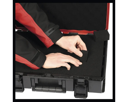 Person ordnet Schaumstoffeinlage in Werkzeugkoffer