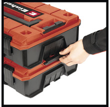 Ein Einhell Werkzeugkoffer wird mit einer Hand geöffnet.