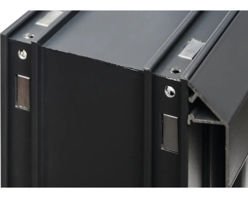 Detailansicht eines schwarzen Aluminiumprofils mit Verbindungsstücken