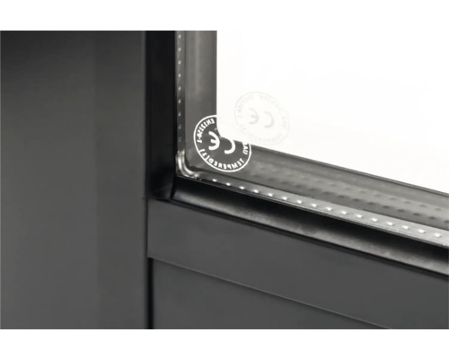 Detailansicht eines Fensters mit CE-Kennzeichnung, das die Konformität mit europäischen Sicherheitsstandards bestätigt.