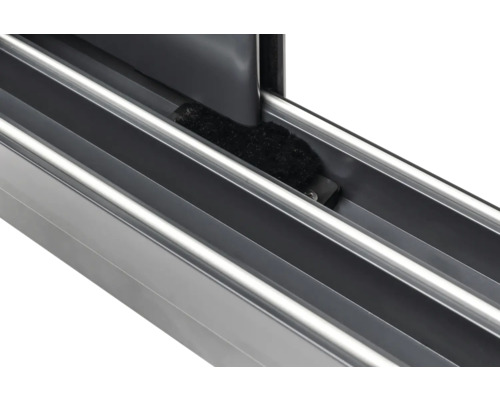 Detailaufnahme des Aluminiumprofils einer Schiebetür mit Dichtung