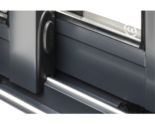 Detailansicht eines Schiebefensters mit Griff und CE Kennzeichen