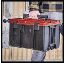 Eine Person trägt einen Werkzeugkoffer aus Kunststoff.