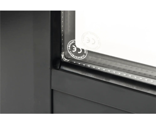 Detailansicht eines Fensters mit CE-Kennzeichnung, die bestätigt, dass das Produkt den EU-Anforderungen entspricht.