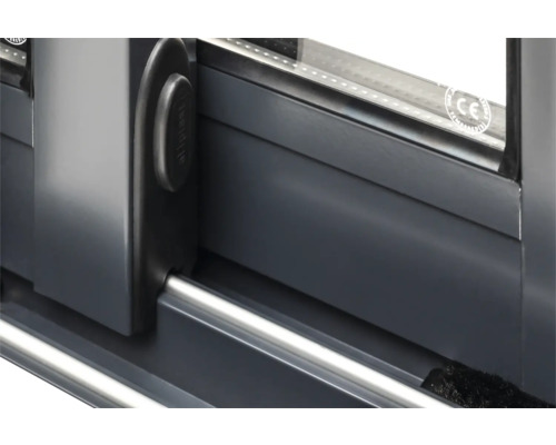 Detailansicht eines Schiebefensters mit Aluminiumrahmen und Griff