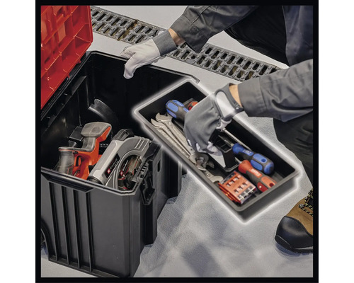 Werkzeugkoffer mit Werkzeugen und Handwerker