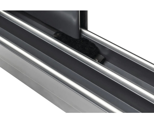 Detailansicht eines Aluminium-Schiebefensterrahmens mit Dichtung