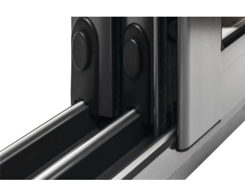 Detailaufnahme eines Schiebetürsystems mit Metallschiene