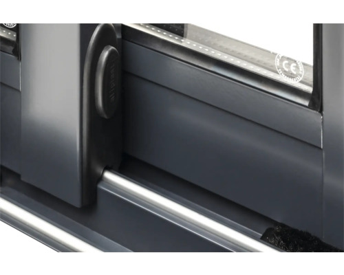 Detailansicht eines Schiebefensters mit Aluminiumrahmen und Griff