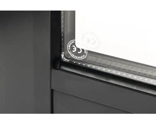 Detailaufnahme eines Fensters mit CE-Kennzeichen, das die Einhaltung der Sicherheitsstandards bestätigt.