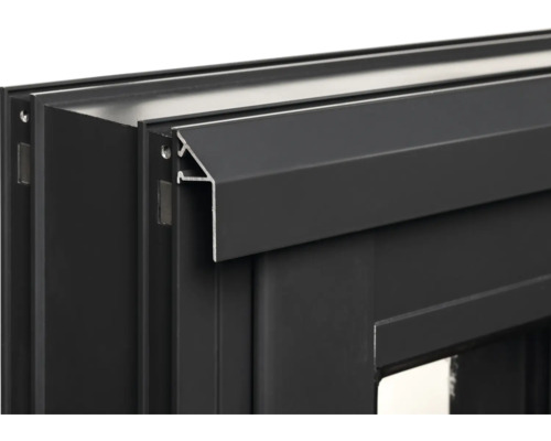 Detailansicht eines schwarzen Fensterrahmens.