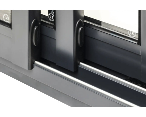 Detailansicht eines Aluminium Schiebefensters mit Griff