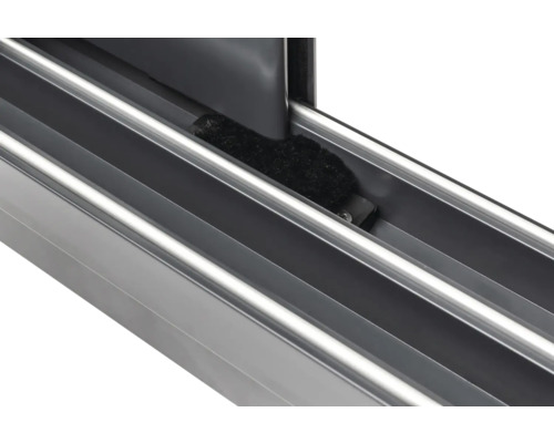 Detailansicht eines Aluminium-Schiebefensterrahmens mit Dichtung
