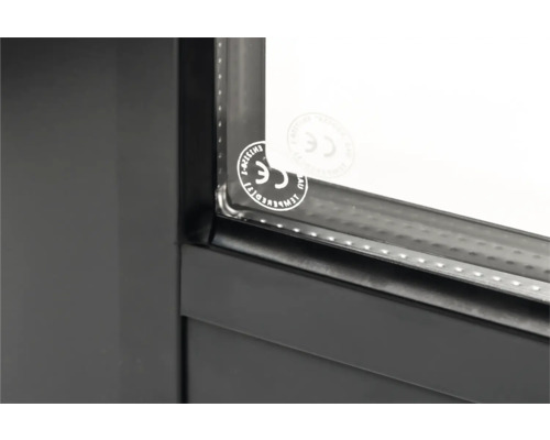 Detailansicht eines Fensters mit CE Kennzeichen für die Einhaltung von Sicherheitsstandards.