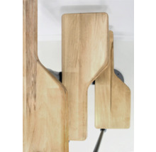 Wandgarderobe mit klappbaren Holzelementen