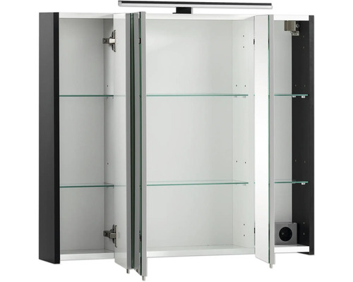 Geöffneter Spiegelschrank mit drei Türen und Glasablagen zur Aufbewahrung im Badezimmer