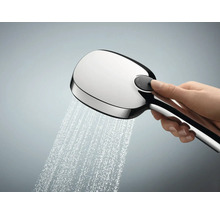Handbrause mit Wasserstrahl wird von einer Hand gehalten
