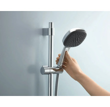Handbrause mit Brausestange und Hand einer Person