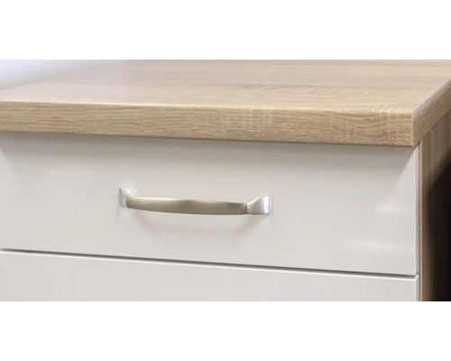 Detailaufnahme eines weißen Schranks mit Schubladen und Griff