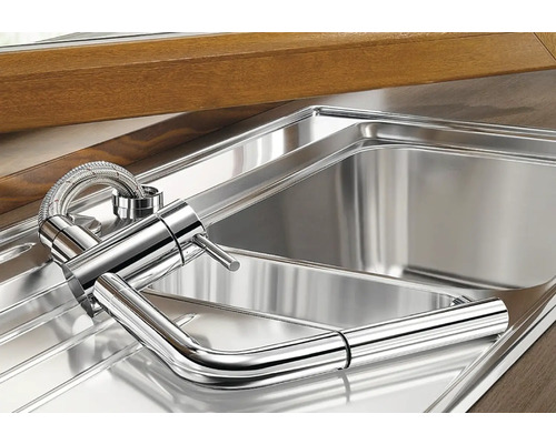 Spültischarmatur aus Metall im Spülbecken