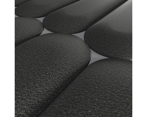 Nahaufnahme von strukturierten, schwarzen Pflastersteinen