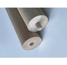 Zwei runde Holzstäbe mit unterschiedlichen Endverbindungen