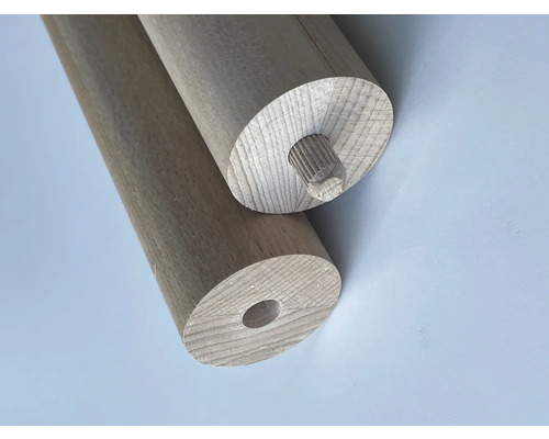 Zwei runde Holzstäbe mit unterschiedlichen Endverbindungen