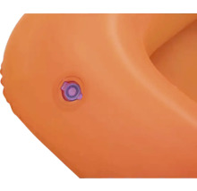 Detailaufnahme eines orangefarbenen Schwimmreifens mit Ventil