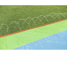 Wasserrutsche im Garten mit Rasen und Sprinkleranlage