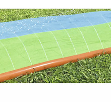 Wasserrutsche auf Rasen für den Garten