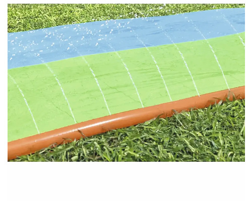 Wasserrutsche auf Rasen für den Garten