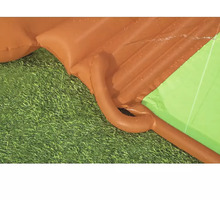 Detail einer aufblasbaren Wasserrutsche auf Rasen