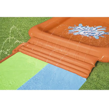 Aufblasbare Wasserrutsche für den Garten mit Wassersprinklerfunktion