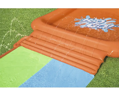 Aufblasbare Wasserrutsche für den Garten mit Wassersprinklerfunktion