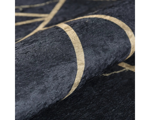 Detailansicht eines dunklen Teppichs mit geometrischem Muster